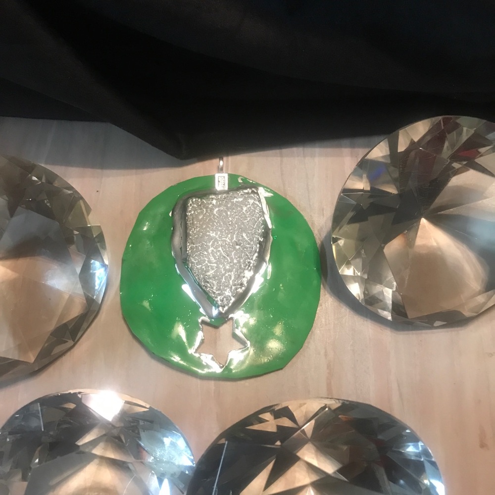 💚🤍 Charm 🤍💚 - Picture 1 of 6